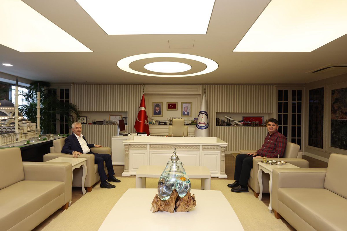 Mehmet Tahmazoğlu 🇹🇷 (@mtahmazoglu) on Twitter photo İstanbul Sarıyer Kaymakamı Sn. Ömer Kalaylı’yı ilçemizde ağırlamaktan memnuniyet duyduk.
Nazik ziyareti ve kıymetli sohbeti için kendilerine teşekkür ediyorum.
<a href="/KalayliOmer/">Ömer Kalaylı</a>
#Şahinbey #Gaziantep İstanbul Sarıyer Kaymakamı Sn. Ömer Kalaylı’yı ilçemizde ağırlamaktan memnuniyet duyduk.
Nazik ziyareti ve kıymetli sohbeti için kendilerine teşekkür ediyorum.
<a href="/KalayliOmer/">Ömer Kalaylı</a>
#Şahinbey #Gaziantep