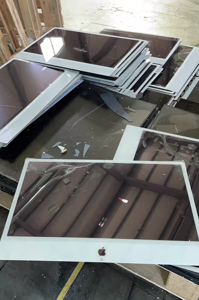 Fun fact: before the EVT Stage development of AppleSilicon iMac, they've planned to put an Apple logo under the screen. Then they removed it until today. #AppleInternal