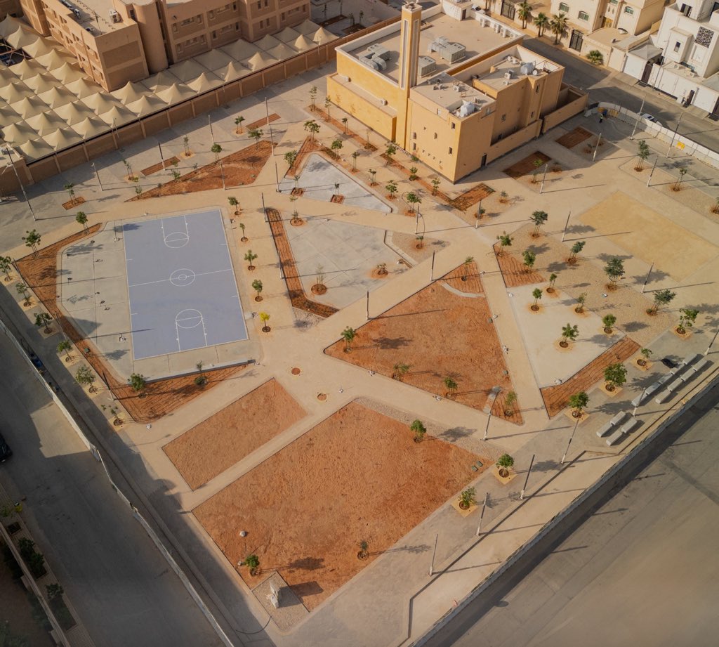 حي الغدير بحلة جديدة مع استمرار أعمال الأنسنة والتشجير ضمن برنامج #الرياض_الخضراء، والتي تتضمن زراعة أكثر من 46 ألف شجرة وشجيرة، وإنشاء 7 حدائق، إلى جانب تنفيذ شبكة من الأرصفة لربط مرافق الحي وتعزيز حركة المشاة