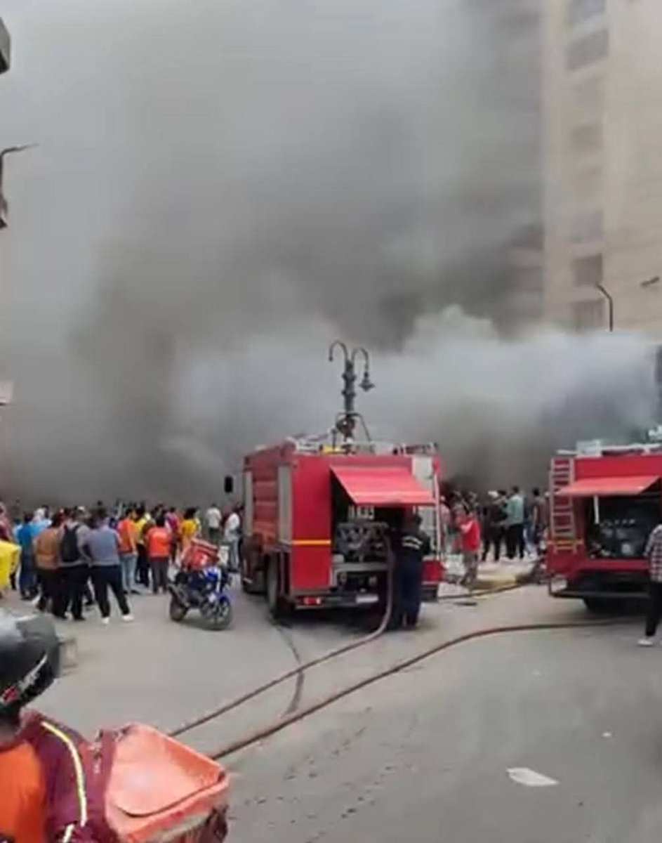 Rian_almasri's tweet image. #مصر 
حريق يلتهم مطعم كرم الشام في المنتزه ب #الإسكندرية.. والحماية المدنية تحاول السيطرة
