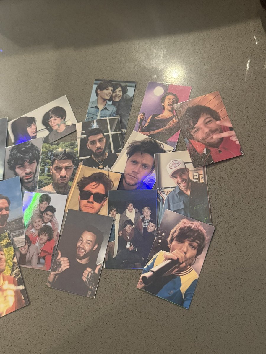 louismwahh's tweet image. ✨ set of 9 custom photocards giveaway week 1!✨ 
RULES- 
🖤 - like &amp;amp; rt this post to spread the word! 
🖤 - reply below with a compliment to louis or ur fave photo of him! 
🖤 - must be following me! 
🖤 - US only (so sorry postage is expensive) 

GIVEAWAY ENDS THURSDAY 07/31