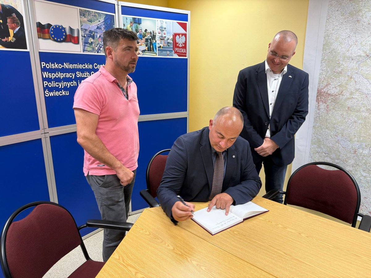 steffen_janich's tweet photo. Heute besuchten wir als Vertreter der AfD-Bundestagsfraktion im Innenausschuss die Bundespolizei in Frankfurt Oder, die Gemeinsame Koordinierungsstelle und die polnische Grenzpolizei und sprachen mit den jeweiligen Dienststellenleitern. https://t.co/2BAJaW7dyS