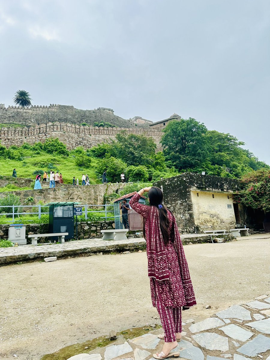 कुम्भलगढ़ 📍

अब्दुल फ़ज़ल ने इस दुर्ग के बारे में कहा था कि “ये ऐसा दुर्ग है जिसमें व्यक्ति के नीचे से ऊपर की तरफ़ देखने पर सर की पगड़ी गिर जाती है ।”

आज इसको प्रैक्टिकल देखने कि कोशिश की लेकिन अहसास हुआ अब्दुल फ़ज़ल ने थोड़ी तो फेंकी है इतना भी ऊँचा नहीं है 😃 

आप बताइए आपको