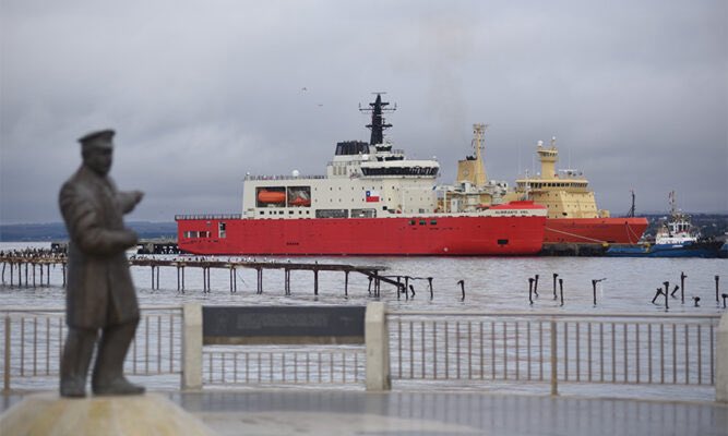 cesar_quezada's tweet image. El rompehielos Almirante Viel regresa a Punta Arenas, el más moderno de Iberoamérica, realizará su primera campaña en invierno a Chile Antártico 🇦🇶🇨🇱
En la foto el monumento al héroe antártico Luis Pardo y el rompehielos Palmer de Estados Unidos
laprensaaustral.cl/2025/07/28/rom… #puq