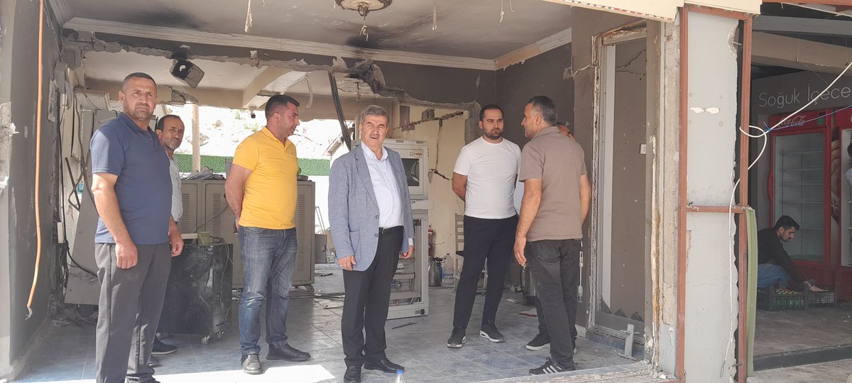 PSendikasi's tweet photo. GENEL BAŞKANIMIZ OKUMUŞ, PATLAMA MEYDANA GELEN İSTASYON SAHİPLERİNE GEÇMİŞ OLSUN DİLEKLERİNİ İLETTİ

Genel Başkanımız İmran Okumuş, Van’ın Özalp ilçesinde bir akaryakıt istasyonunda 27 Temmuz 2025 tarihinde 04.00’de meydana gelen patlama nedeniyle istasyon sahipleri Orhan ve Erhan Vergili ile patlamada yaralanan istasyon personeli Naci Durmaz’ı telefonla arayarak geçmiş olsun dileklerini iletti. Yerel Yönetimlerden Sorumlu Başkan Yardımcımız İlhan Kaya, istasyona giderek Orhan ve Erhan Vergili’ye geçmiş olsun dileklerini iletirken, Naci Durmaz’ı hastanede ziyaret etti.