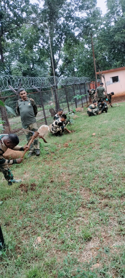 BSFODISHA's tweet image. 🇮🇳 पर्यावरण योद्धा बनें! 🌿💚
116 बटालियन बीएसएफ की ई कंपनी, COB Kolampada में पौधारोपण अभियान सफलतापूर्वक चलाया गया। 200 से ज्यादा विविध प्रजाति के पौधे लगाकर पर्यावरण संरक्षण के प्रति अपनी प्रतिबद्धता को मजबूत किया गया।🌱
#बीएसएफ
#पर्यावरणयोद्धा
#हरितभारत
#पौधारोपण
#BSFOdisha