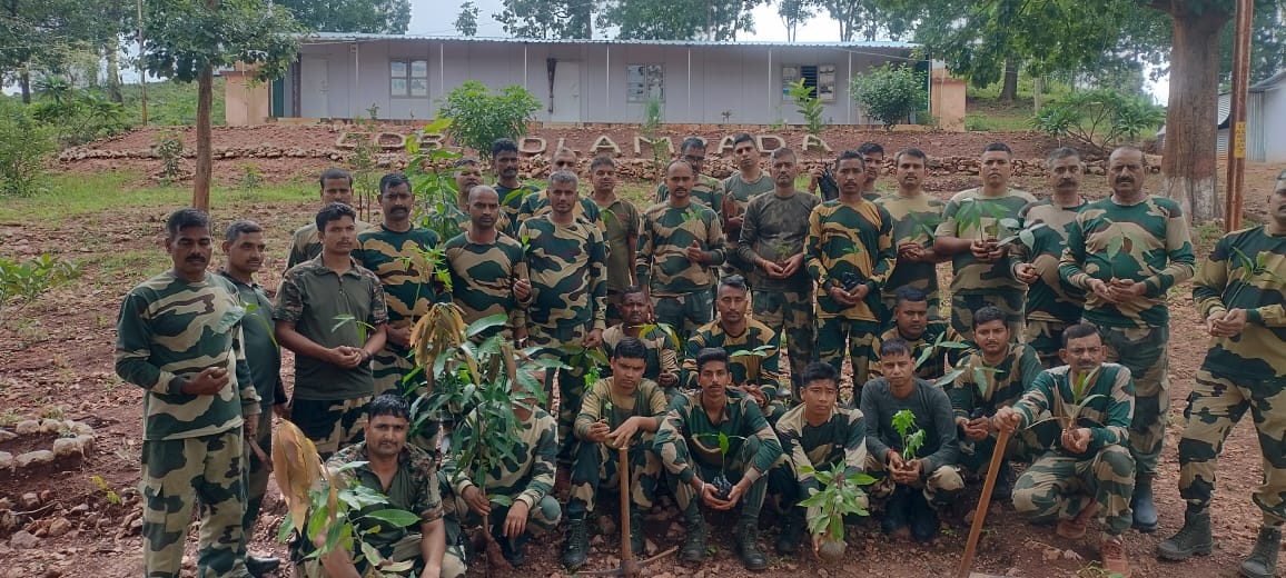 BSFODISHA's tweet image. 🇮🇳 पर्यावरण योद्धा बनें! 🌿💚
116 बटालियन बीएसएफ की ई कंपनी, COB Kolampada में पौधारोपण अभियान सफलतापूर्वक चलाया गया। 200 से ज्यादा विविध प्रजाति के पौधे लगाकर पर्यावरण संरक्षण के प्रति अपनी प्रतिबद्धता को मजबूत किया गया।🌱
#बीएसएफ
#पर्यावरणयोद्धा
#हरितभारत
#पौधारोपण
#BSFOdisha