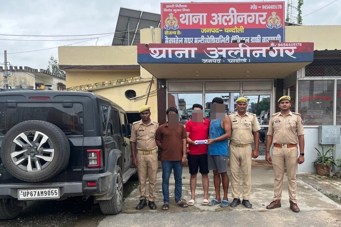 chandaulipolice's tweet image. #SP_Cdi @langeh_ips के निर्देशन में थाना अलीनगर पुलिस टीम द्वारा मानसनगर में एक व्यक्ति के साथ मारपीट व गोलीकांड से सम्बन्धित वांछित 03 अभियुक्तों को किया गया गिरफ्तार
 facebook.com/share/p/1FgiAB…
