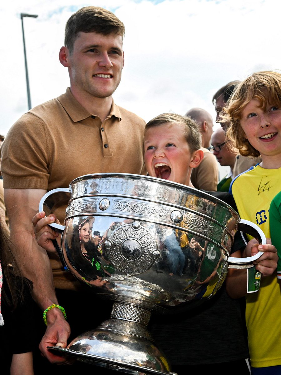GAAPlusOfficial's tweet photo. Gavin White &amp; Sam Maguire, a love story 🤩

The @Kerry_Official team haven’t let Sam leave their sight, they’ve taken it to EVERY stop on their victory tour 👀 https://t.co/FWfw90Ws4h