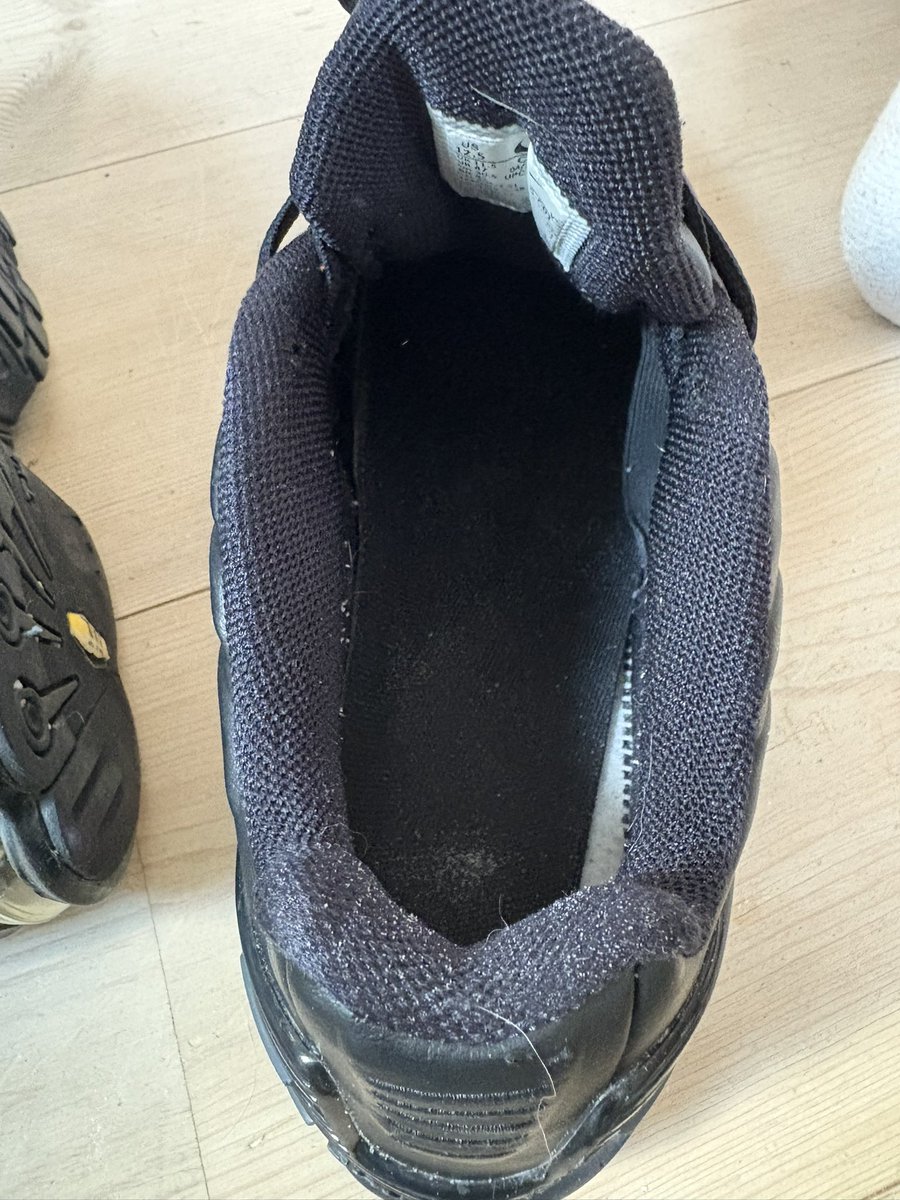 Received my Nike TN’s today. Fuck they are hot, and already smell so fucking good after wearing them the whole day. Who would like a sniff of these gorgeous giant size 47 TN’s???👟😈

#kink #fetish #shoes #sneakers #sniff #socks #nike #niketn #gimp #sub