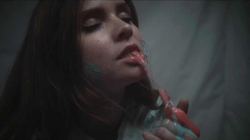 SUGAR ROT de Becca Kozak promete no dejarnos indiferentes.

Tras una brutal agresión por parte de un heladero, Candy se convierte en la anfitriona de un bebé mutante. A medida que su cuerpo se transforma en helado, quienes la rodean la ven como algo para consumir.

#ComingSoon