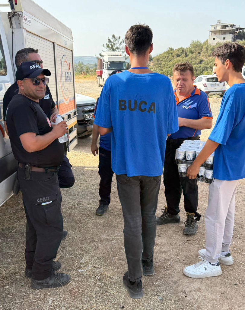 Buca Gökdere yangın bölgesindeyiz

Devletimizin ilgili birimleriyle koordineli şekilde çalışıyor, yangınla mücadele eden ekiplerimize ve vatandaşlarımıza kumanya ikramında bulunuyoruz.

Yeşil vatanımız için el ele, omuz omuza. 🇹🇷