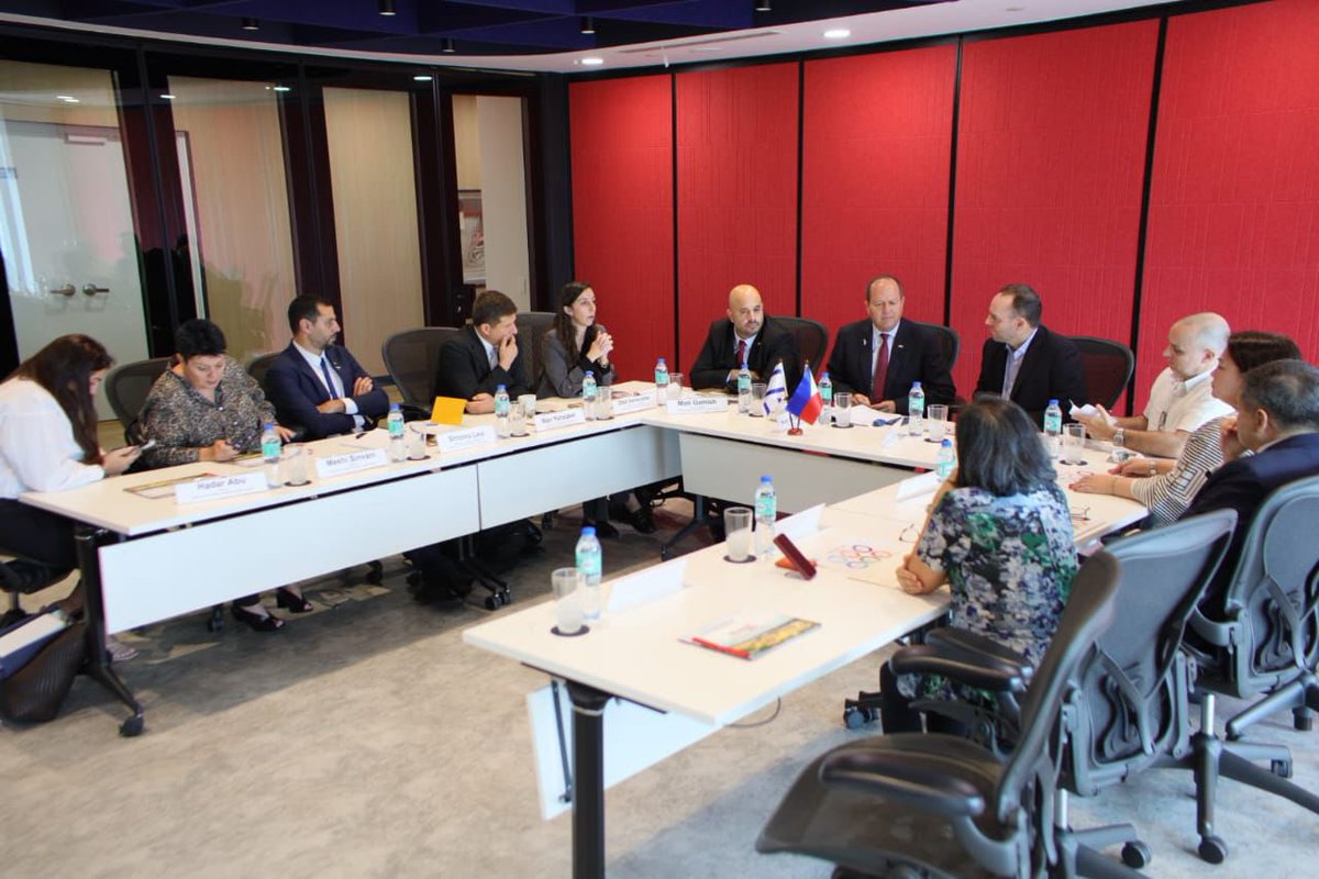 NirBarkat's tweet image. מסיים פגישה עם מנכ"ל חברת Aboitiz, רפאל פרננדז דה מסה, מהקונגלומרטים הגדולים והמובילים בפיליפינים, שפועלים בתחומי האנרגיה, המזון, התשתיות והטכנולוגיה.
יחד עם בכירי חברה נוספים, שוחחנו על שילוב הטכנולוגיות הישראליות בפרויקטים בתחומי האנרגיה המתחדשת, החקלאות החכמה והמים.
שמחתי…