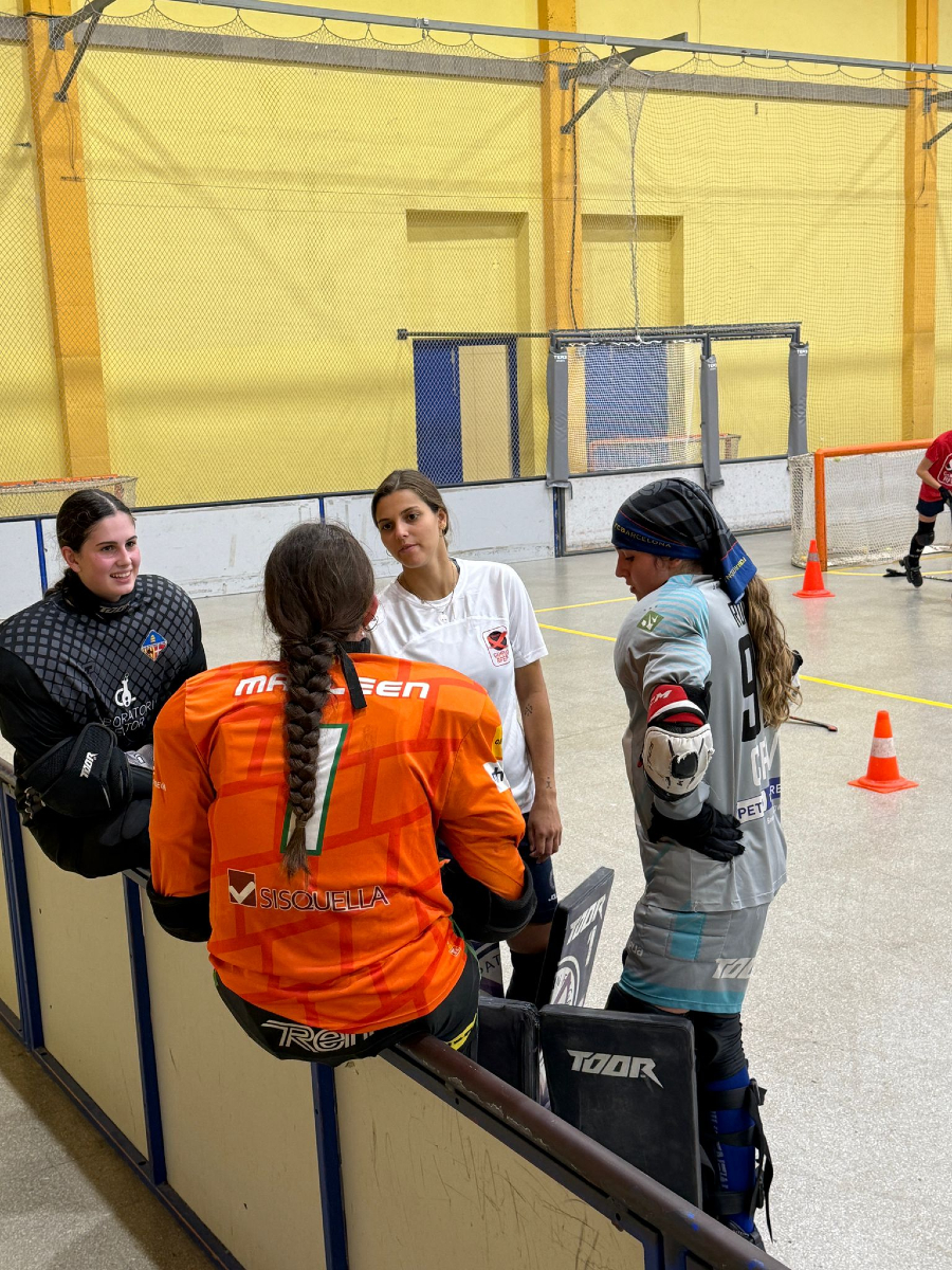 FedPatinaje's tweet photo. 🏑#HockeyPatines | ¡Ya en marcha una nueva edición del campus de alto rendimiento de la #RFEP!

La edición femenina empezó ayer domingo 27 en Olot y finalizará el viernes 1 de agosto 📆 https://t.co/Jb6PoaszhT