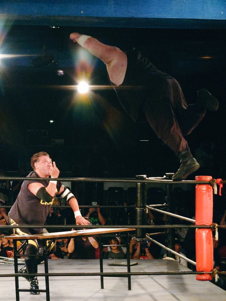 isuzu_ramen's tweet image. オンザテーブルの餌食にはならないと中指立てて交わすSuper Crazy選手

#GameChangerWrestling 
#gcwjapan 
#GCW
#MattTremont