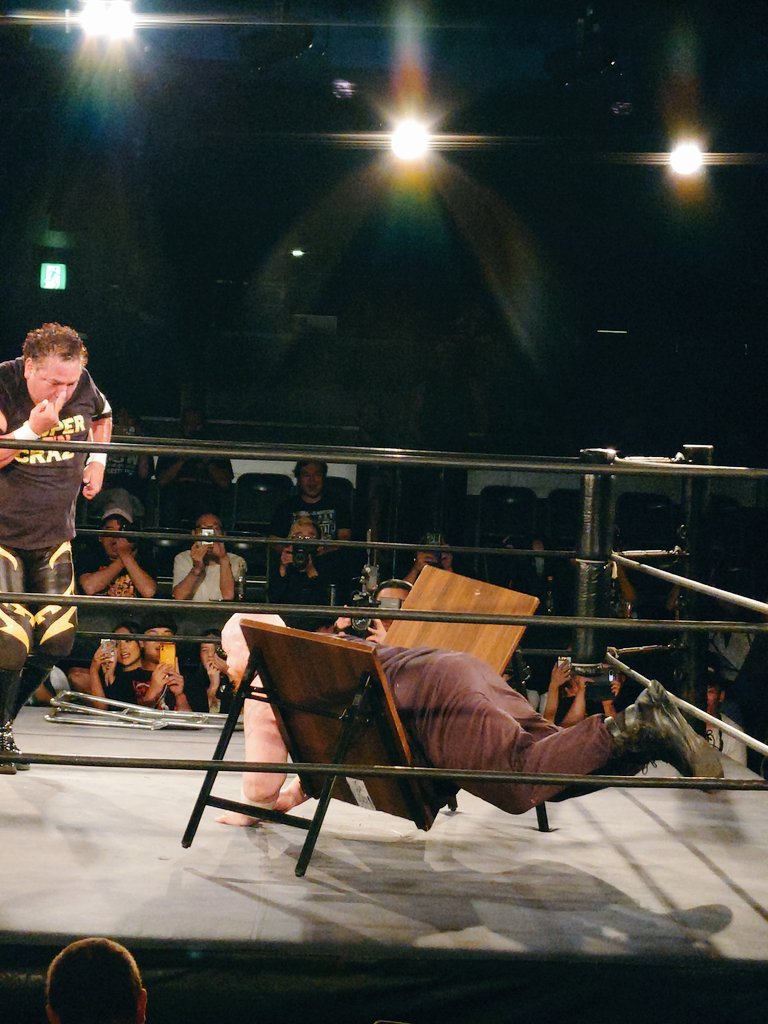isuzu_ramen's tweet image. オンザテーブルの餌食にはならないと中指立てて交わすSuper Crazy選手

#GameChangerWrestling 
#gcwjapan 
#GCW
#MattTremont