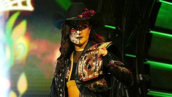 AllEliteBR's tweet image. Thunder Rosa vai tirar um tempo de folga da AEW

Em seu vlog, que mostrou os bastidores do fim de semana do All In, Thunder Rosa revelou que vai tirar um &quot;merecido tempo para descansar&quot;

Dave Meltzer reportou que Rosa tem alguma lesão, mas que acreditam não ser muito sério