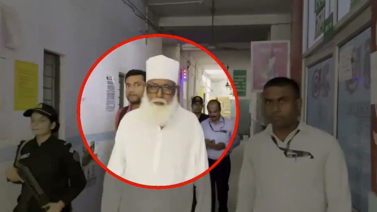 TheChronology__'s tweet image. ED took Jalaluddin alias ‘Chhangur Baba’ into five-day custody after a Lucknow NIA court order in a religious conversion racket case. ED will probe hawala flows, foreign funding and properties. ED raids at 14 locations in UP and Mumbai uncovered cash, gold, vehicles and land…