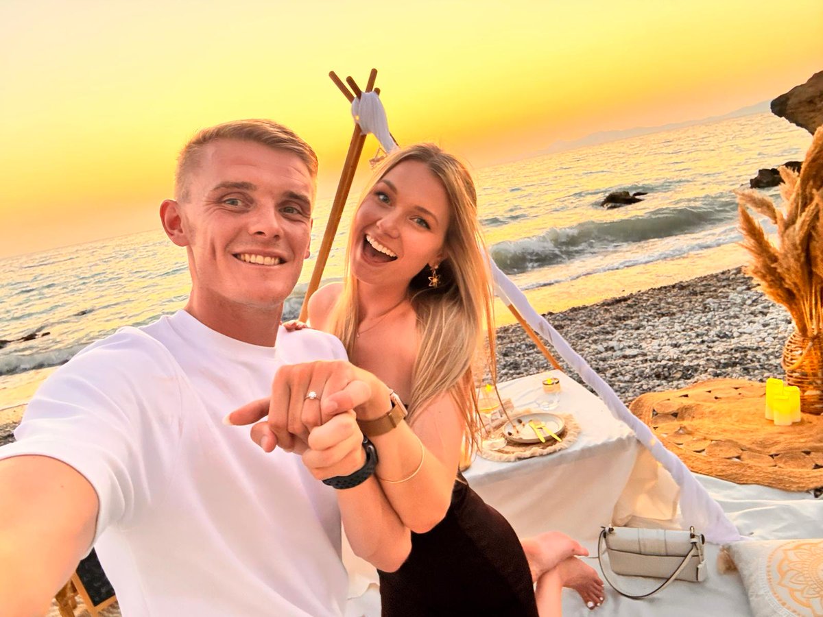 Basingstoke_FC's tweet image. Huge congrats to @bencook08 &amp;amp; his (now) fiancée Lizzie who got engaged in Rhodes.

Romantic? Absolutely.
Memorable? Definitely.
Fine for missing pre-season? Still happening.

Love is love. But fines are fines. 💍⚽💸