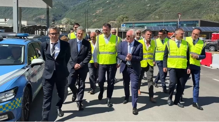 Ministero delle Infrastrutture e dei Trasporti (@mitgov_it) on Twitter photo Il ministro <a href="/matteosalvinimi/">Matteo Salvini</a> ha visitato il cantiere di San Didero, dedicato alla Linea AV Torino Lione, per esprimere solidarietà e apprezzamento ai lavoratori e alle Forze dell’Ordine
mit.gov.it/comunicazione/… Il ministro <a href="/matteosalvinimi/">Matteo Salvini</a> ha visitato il cantiere di San Didero, dedicato alla Linea AV Torino Lione, per esprimere solidarietà e apprezzamento ai lavoratori e alle Forze dell’Ordine
mit.gov.it/comunicazione/…