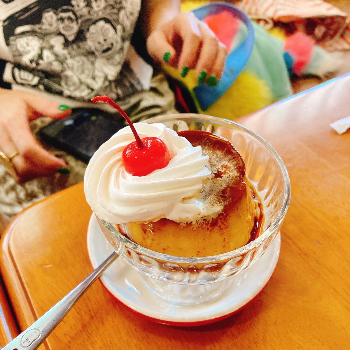 gotoizumi's tweet image. せっかく呉まで来たので純喫茶へと
今日は飛鳥さんの昭和プリンはむちむちで好みの食感
その後みんなで呉の街のゴミを漁るツアーに出掛けて楽しかったな
呉はなんとかミュージアムも良いけれど
昭和が色濃く残るアーケードがお勧めです
私はこんな街歩きが好き