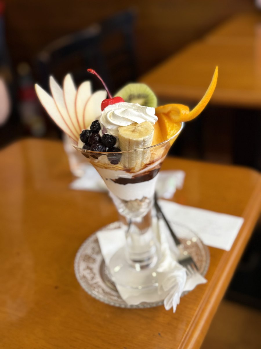 gotoizumi's tweet image. せっかく呉まで来たので純喫茶へと
今日は飛鳥さんの昭和プリンはむちむちで好みの食感
その後みんなで呉の街のゴミを漁るツアーに出掛けて楽しかったな
呉はなんとかミュージアムも良いけれど
昭和が色濃く残るアーケードがお勧めです
私はこんな街歩きが好き