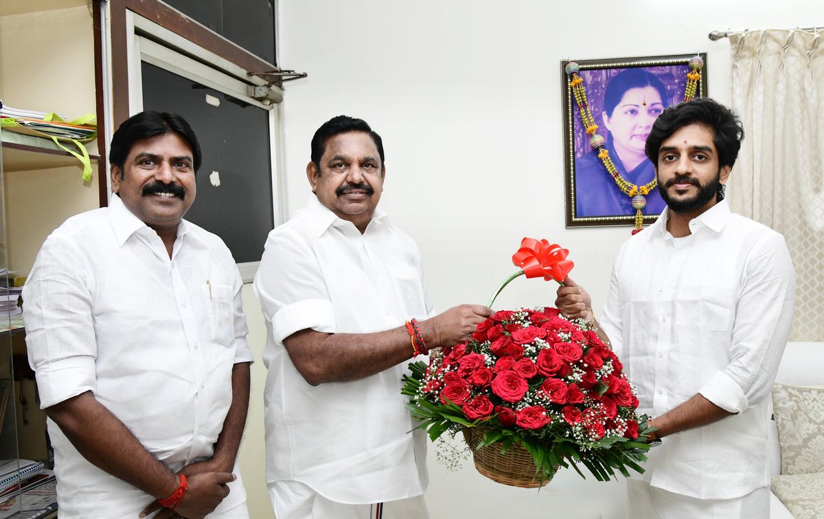 AIADMKOfficial's tweet image. அனைத்திந்திய அண்ணா திராவிட முன்னேற்றக் கழகப் பொதுச் செயலாளரும், மாண்புமிகு சட்டமன்ற எதிர்க்கட்சித் தலைவரும், முன்னாள் தமிழ் நாடு முதலமைச்சருமான 'புரட்சித் தமிழர்' திரு. @EPSTamilNadu அவர்களை, சென்னை, பசுமைவழிச் சாலையில் உள்ள செவ்வந்தி இல்லத்தில் இன்று (28.7.2025 திங்கட் கிழமை),…