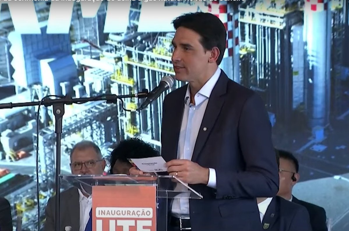 canalgov's tweet image. INVESTIMENTOS | “Quis o destino que @lulaoficial estivesse aqui para anunciar, só hoje, R$ 4 bi em investimentos para o Porto de Açu através da GNA. Com todos os projetos desenhados, temos quase R$ 30 bi em investimentos nos próximos 10 anos.”

@Silvio_CFilho, do @mporoficial