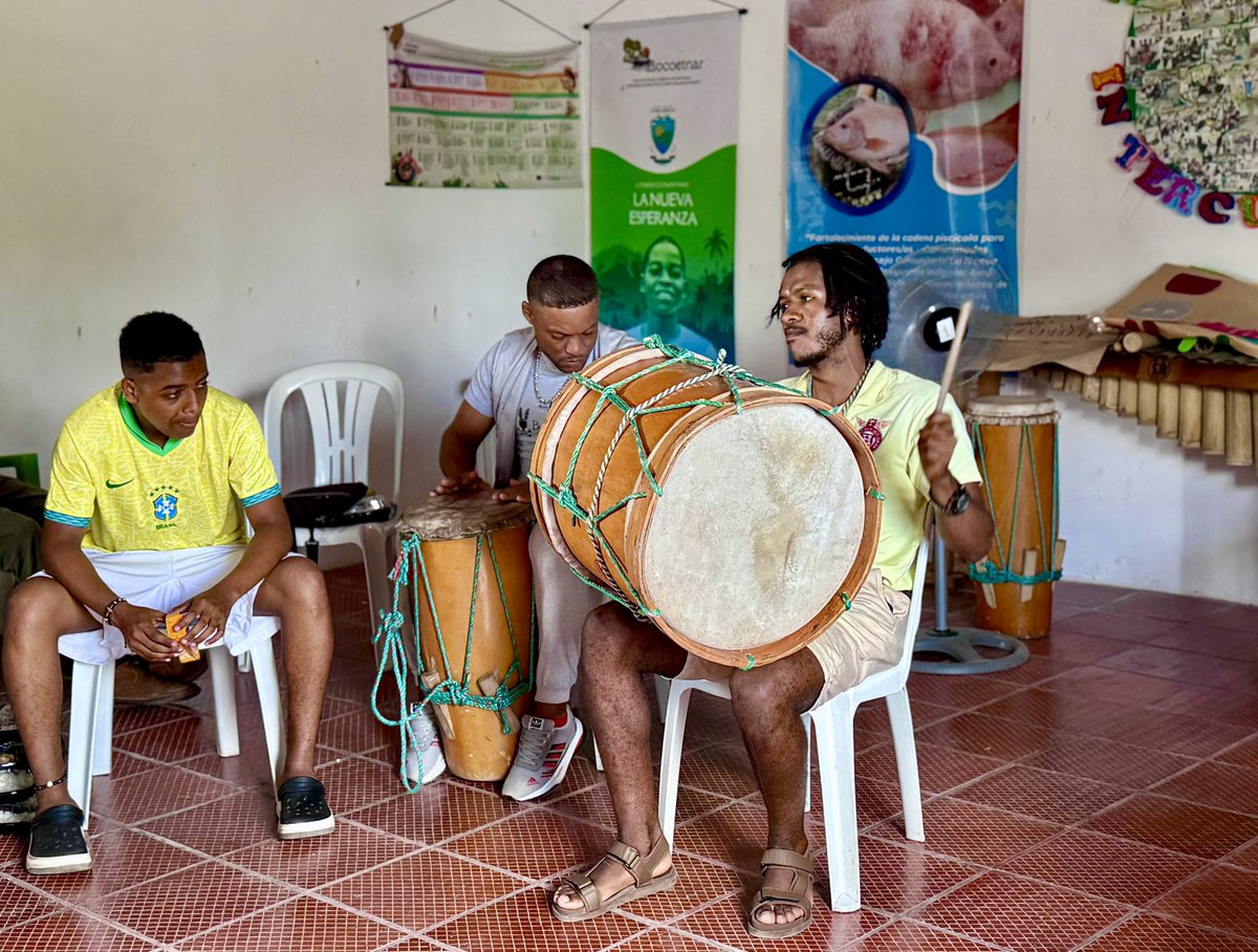 #Nariño | En el Consejo Comunitario La Nueva Esperanza, zona rural de #Barbacoas, impulsamos la primera "Escuela Política y Cultural para jóvenes y mujeres negras y afro" en colaboración con #Asocoetnar, para apoyar el fortalecimiento de nuevos liderazgos en el territorio. 🧵
