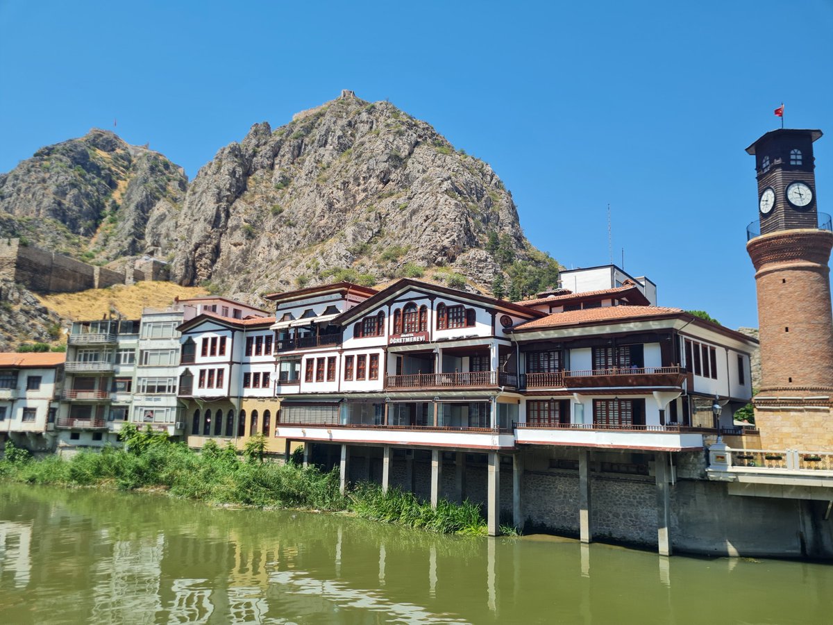 Yeşilırmak Nehri kıyısında; Yalı Boyu Evleri ve Saat Kulesi