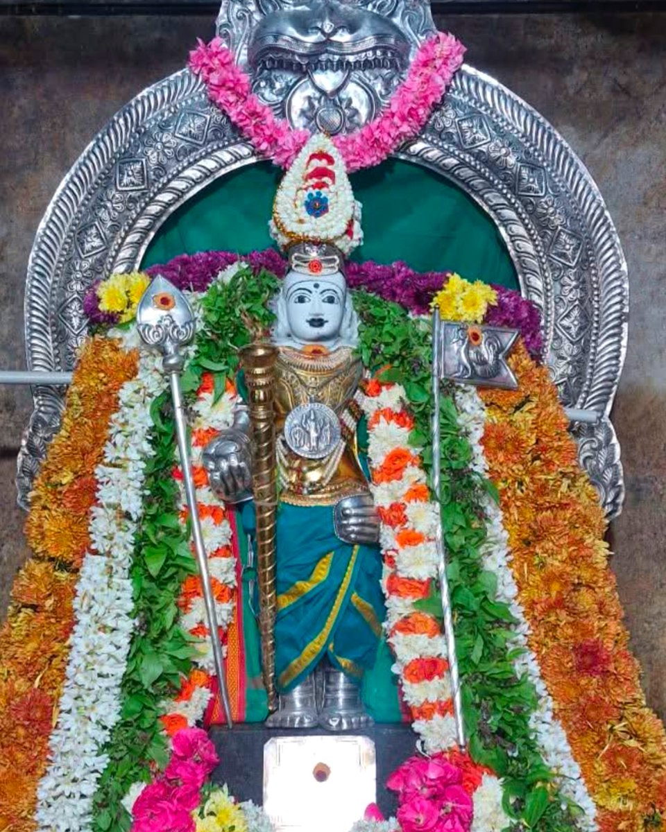கந்தனிடம் செல்லுங்கள் என்ன வேண்டும் சொல்லுங்கள்!
வந்தவினை தீர்ந்துவிடும் மற்றவற்றைத் தள்ளுங்கள்!

கந்தன் காலடியை வணங்கினால்
கடவுள்கள் யாவரையும் வணங்குதல் போலே
கந்தன் காலடியை வணங்குங்கள்!

#முருகாசரணம் 🐓🦚
#MurugaSaranam
#मुरुगा_चरणों
#murugansongs
#hindu #god #murugan 
#festival