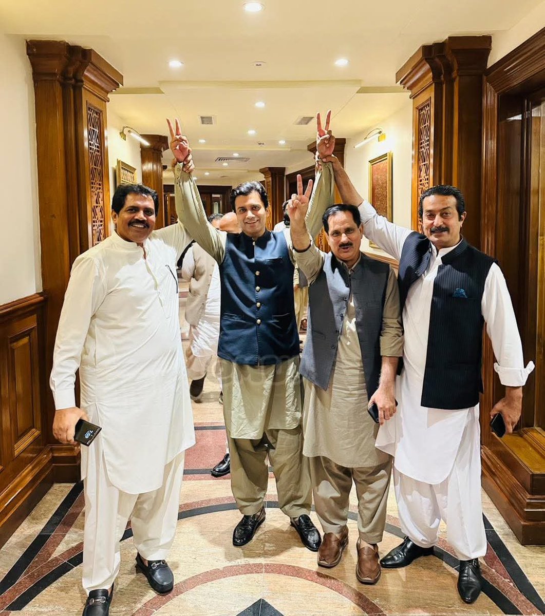 خالد ڈوگر کو 15 اجلاس کے لیے معطل کر دیا

کوئی نہیں آج کے دن قوم کا ہیرو ہے۔۔۔!!!!