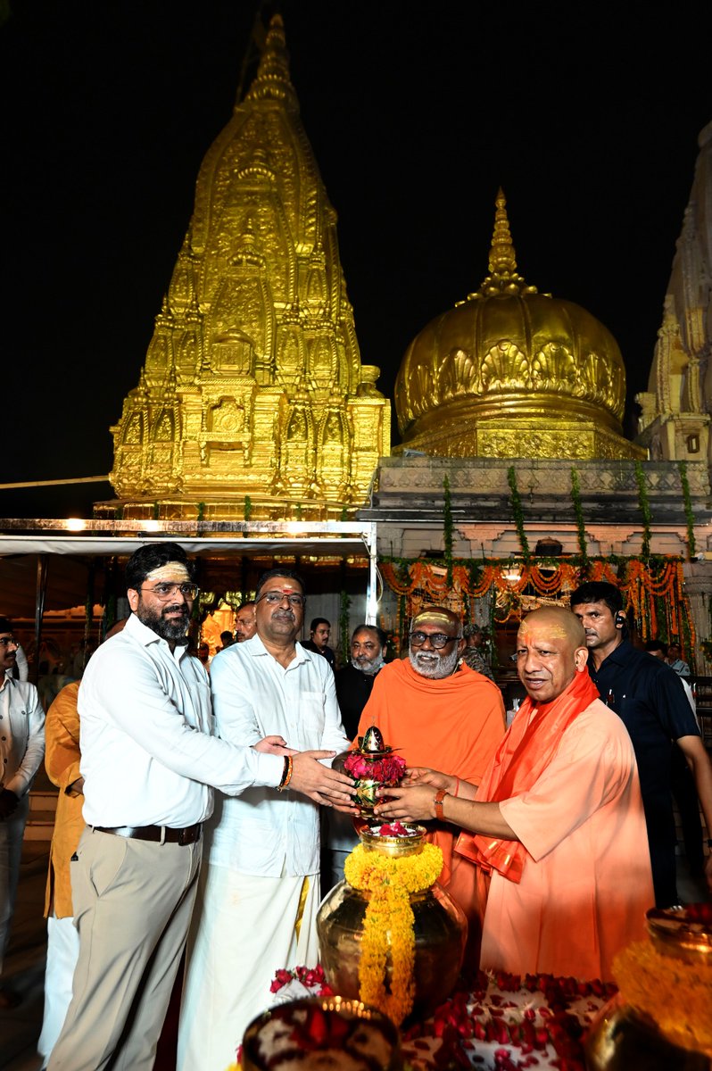 VishwaMishr's tweet photo. प्रेस विज्ञप्ति: 28 जुलाई 2025
विषय : श्री काशी विश्वनाथ ज्योतिर्लिंग एवं श्री रामेश्वरम ज्योतिर्लिंग के मध्य पवित्र तीर्थ जल के पारस्परिक आदान-प्रदान के संबंध में।
सभी सनातन आस्था के अनुयायी जन को अत्यंत हर्षपूर्वक सूचित किया जाता है कि श्री काशी विश्वनाथ ज्योतिर्लिंग, वाराणसी तथा श्री रामेश्वरम ज्योतिर्लिंग, तमिलनाडु के मध्य एक पावन नवाचार के रूप में पवित्र तीर्थ जल के पारस्परिक आदान-प्रदान की परंपरा का शुभारंभ किया जा रहा है। ध्यातव्य है कि शास्त्रोक्त परंपरा में संगम त्रिवेणी जल से रामेश्वरम तीर्थ ज्योतिर्लिंग में रामनाथस्वामी के अभिषेक तथा रामेश्वरम कोडी तीर्थम से प्राप्त जल द्वारा श्री काशी विश्वनाथ ज्योतिर्लिंग के अभिषेक की अति विशिष्ट महत्ता है।  इसी प्रकार रामेश्वरम सागर तट की रेत को प्रयाग संगम की रेत में मिलाने का भी विशेष महत्त्व शास्त्रों में वर्णित है। इसी शास्त्रोक्त आचार को संस्थागत करने की दिशा में आज सनातन धर्म के एक ऐतिहासिक गौरवमय क्षण को श्री काशी विश्वनाथ धाम में चरितार्थ करने का पुनीत कार्य संपन्न किया गया। 
यह पवित्र संगम जल दिनांक 28 जुलाई 2025 (श्रावण मास के पावन सोमवार) को श्री काशी विश्वनाथ मंदिर में भगवान श्री विश्वेश्वर से अवलोकित कराया गया। तत्पश्चात विशेष समारोह में उत्तर प्रदेश के यशस्वी मुख्यमंत्री एवं गोरक्ष पीठाधीश्वर मा० योगी आदित्यनाथ जी के कर कमलों से यह पावन संगम जल एवं रेत, श्री रामेश्वरम ज्योतिर्लिंग के देवकोट्टई जमींदार परिवार न्यास के प्रतिनिधि श्री सी०आर०एम० अरुणाचलम एवं श्री कोविलूर स्वामी  को हस्तांतरित की गयी। इस अवसर पर कार्यक्रम में वाराणसी के सम्मानित मा० जनप्रतिनिधि गण, मा० मंत्रीगण, महापौर महोदय के साथ ही साथ प्रमुख सचिव धर्मार्थ कार्य एवं पर्यटन एवं संस्कृति श्री मुकेश कुमार मेश्राम, मंडलायुक्त महोदय वाराणसी, जिलाधिकारी एवं पुलिस आयुक्त महोदय वाराणसी एवं मुख्य कार्यपालक अधिकारी श्री काशी विश्वनाथ मंदिर वाराणसी सहित बड़ी संख्या में गणमान्य श्रद्धालुजन एवं विभिन्न अधिकारियों द्वारा प्रतिभाग किया गया। श्रावण के तृतीय सोमवार की पवित्र तिथि को संपन्न इस विशिष्ट आयोजन के ऐतिहासिक क्षणों के साक्षी भगवान् विश्वनाथ के प्रांगण एवं सुप्रसिद्ध त्रिशिखर की पृष्ठभूमि की दिव्यता ने यह नवाचार सदैव के लिए उत्तर दक्षिण की सांस्कृतिक समागम की परंपरा में अपना स्थान अंकित कर दिया है। 
श्री रामनाथ स्वामी मंदिर रामेश्वरम के वंशानुगत ट्रस्ट AL. AR. KATTALAI ट्रस्ट के ट्रस्टी श्री सी. आर. अरुणाचलम द्वारा दिनांक 19 जून 2025 को श्री काशी विश्वनाथ मंदिर न्यास के मुख्य कार्यपालक अधिकारी को सम्बोधित पत्र प्रेषित किया गया।  इस पत्र में यह अवगत कराया गया कि विगत कई शताब्दियों से त्रिवेणी संगम प्रयागराज के पवित्र जल से रामेश्वरम के प्रधान महादेव भगवान रामनाथस्वामी का शयन आरती में अभिषेक किया जाता रहा है। इस परंपरा की निरंतरता हेतु AL. AR. KATTALAI ट्रस्ट द्वारा यह प्रस्ताव दिया गया कि श्री काशी विश्वनाथ मंदिर न्यास इस परंपरा में प्रतिभागी बन त्रिवेणी संगम का जल उन्हें उपलब्ध कराये। उनके द्वारा यह भी प्रस्ताव किया गया कि प्रतिमाह रामेश्वरम कोडी तीर्थम का पवित्र जल भगवान् श्री काशी विश्वनाथ के अभिषेक हेतु  AL. AR. KATTALAI ट्रस्ट द्वारा उपलब्ध कराया जायेगा। प्रतिउत्तर में श्री काशी विश्वनाथ मंदिर न्यास कार्यपालक समिति से अनुमोदन प्राप्त कर दिनांक 03 जुलाई 2025 को मुख्य कार्यपालक अधिकारी श्री काशी विश्वनाथ मंदिर द्वारा प्रस्ताव पर सहर्ष सहमति AL. AR. KATTALAI ट्रस्ट को प्रेषित की गयी। 
इस पावन उद्देश्य की पूर्ति हेतु दिनांक 27 जुलाई 2025 को प्रयागराज स्थित त्रिवेणी संगम से विधिवत पूजन उपरांत पवित्र जल एवं रेत का संग्रह, स्थानीय प्रशासन व अधिकारियों की गरिमामयी उपस्थिति में समारोहपूर्वक संपन्न किया गया था।
श्री काशी विश्वनाथ धाम से प्रेषित जल का प्रयोग रामेश्वरम ज्योतिर्लिंग के प्रधान महादेव श्री रामनाथस्वामी भगवान का श्रावण मास में अभिषेक-पूजन हेतु किया जाएगा। इसी प्रकार, रामेश्वरम से भेजे गए पवित्र जल से श्रावण मास की पूर्णिमा तिथि पर श्री विश्वेश्वर का जलाभिषेक विधिपूर्वक संपन्न किया जाएगा I
यह विशेष सनातन नवाचार उत्तर भारत एवं दक्षिण भारत के तीन महत्वपूर्ण  तीर्थ स्थलों—काशी, प्रयागराज एवं रामेश्वरम के मध्य आध्यात्मिक एकता, सांस्कृतिक समन्वय एवं राष्ट्रधर्म की भावना को और अधिक सुदृढ़ करने की दिशा में एक अभिनव प्रयास है।
॥ श्री काशीविश्वनाथो विजयतेतराम ॥ 
#kashivishwanath #sanatandharma #hindu #hinduism #mahadev #rameshwaram #shiva #tamil #harharmahadev #varanasi