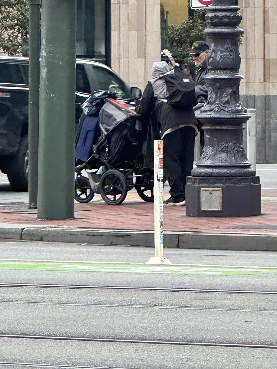 What I saw on my walk in to work this am on market between 10th-11th <a href="/DanielLurie/">Daniel Lurie 丹尼爾·羅偉</a> <a href="/mattdorsey/">Matt Dorsey</a> neverending junkies. Arrest them