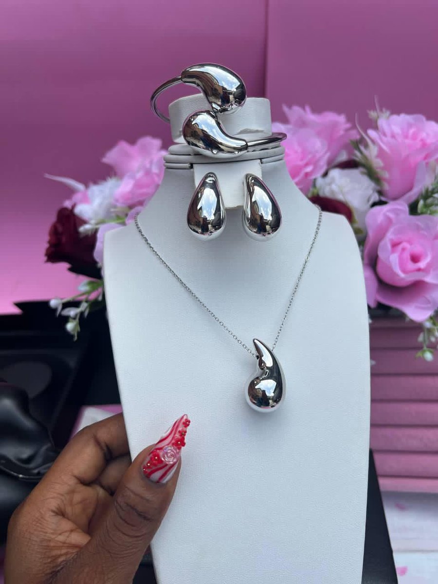 Teminiade01's tweet photo. @itsSh0la Original Accessories 😍✨ https://t.co/BMr2KNCyqF