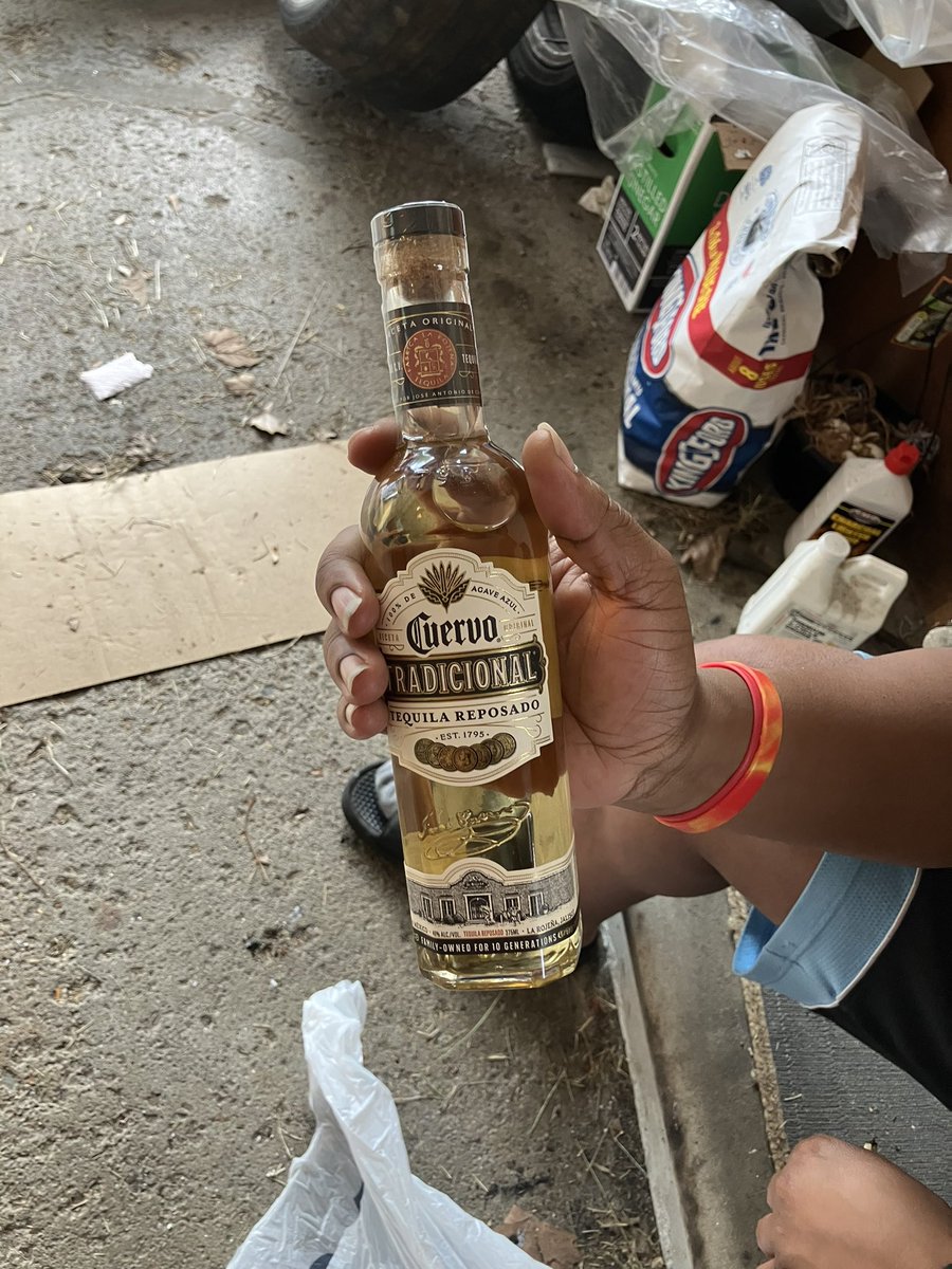 DrakesKeeper's tweet image. Sneak drinking