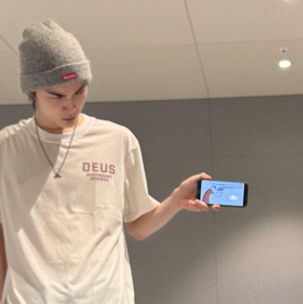luvxnghan's tweet image. rare footage of xnghan putting a gunpoint to the executives from that meeting: