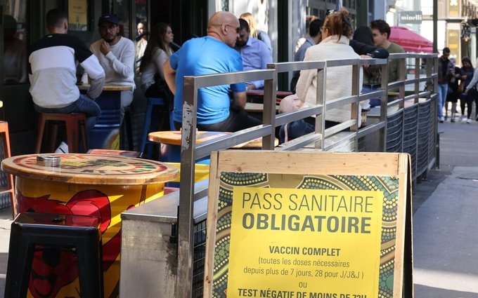 Restos vides pendant les vacances. Désolé #Macron m'a anesthésié contre la douleur, je ne ressens aucune émotion envers ces restaurateurs favorables au Pass sanitaire. Fallait pas interdire l'accès à vos restaurants aux non-vaccinés Qu'ils aillent se faire cuire un œuf ! ⤵️