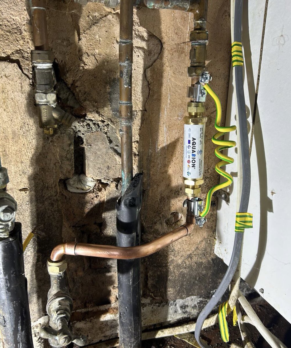 @cclgas_ltd has just installed another #AQUABION S15 1/2” limescale converter protection system at a client in Uk 🇬🇧. These converters are a great and frugal alternative to expensive and complicated salt based softeners. 
#aquabion #watertrestment #watersoftener #alternative