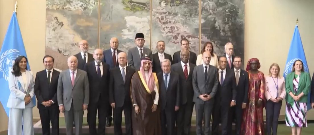 وزير الخارجية السعودي الأمير "فيصل بن فرحان" يتوسط في الصورة التذكارية وزراء ومبعوثي الدول المشاركة لـ  #مؤتمر_حل_الدولتين في "نيويورك"