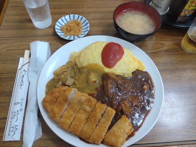 Makoto_OB's tweet image. 一新亭ならこの3色ライス😆👍
オムライス、カレーライス、ハヤシライスが1つの皿に😮カツも付ければ奇跡ライスだよな(笑)😮