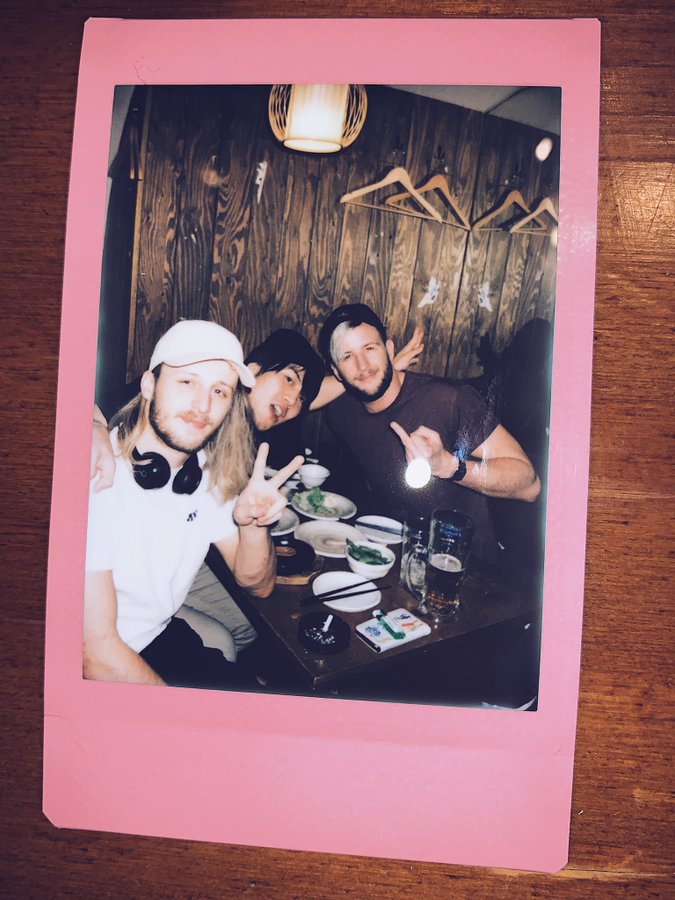 xinomaox's tweet image. 数え切れないほどのバカな夜を飲み明かしたり、気付いたらもう23回も開催してるバカガイジンをこの3人で始めたり会えなくなったりたまに再会したり…
何はともあれドリューがまた日本で試合してるの嬉しいよね✌️