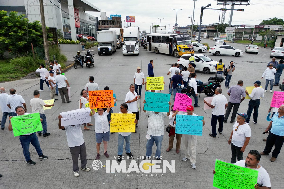 ImagendeVer's tweet image. ❌🚖 Taxistas realizan bloqueos en la avenida Rafael Cuervo para exigir tarifas justas.

📸 Yahir Ceballos | Imagen de Veracruz