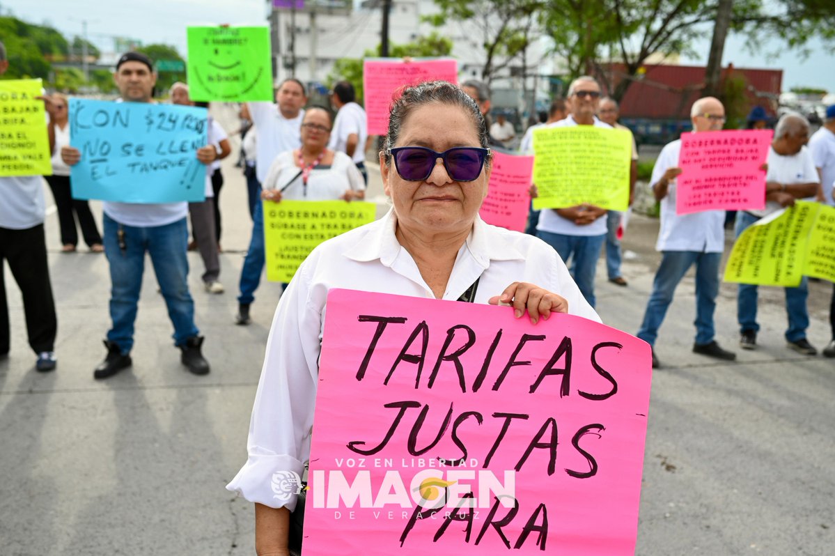 ImagendeVer's tweet image. ❌🚖 Taxistas realizan bloqueos en la avenida Rafael Cuervo para exigir tarifas justas.

📸 Yahir Ceballos | Imagen de Veracruz
