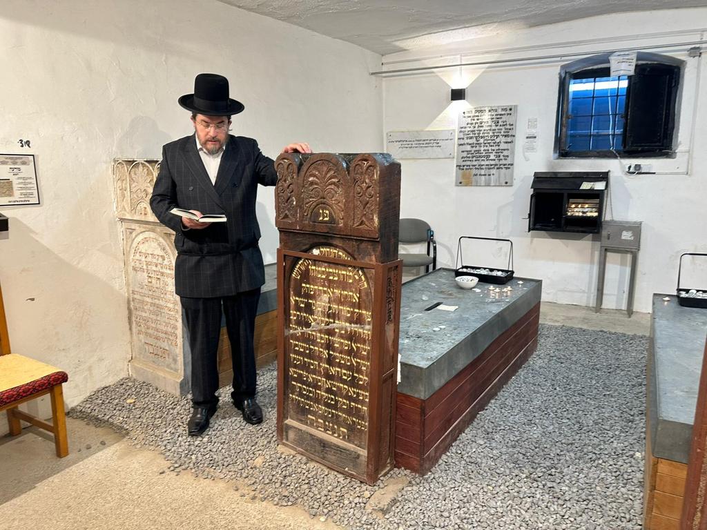 הנגיד הרב גרשון שלעזינגער, יו״ר ארגון ״אדמת קודש״ בארה״ב להצלת בתי חיים ב׳אירופה, מתפלל בציון הקדוש של צדיקי 
בית ליסקא.