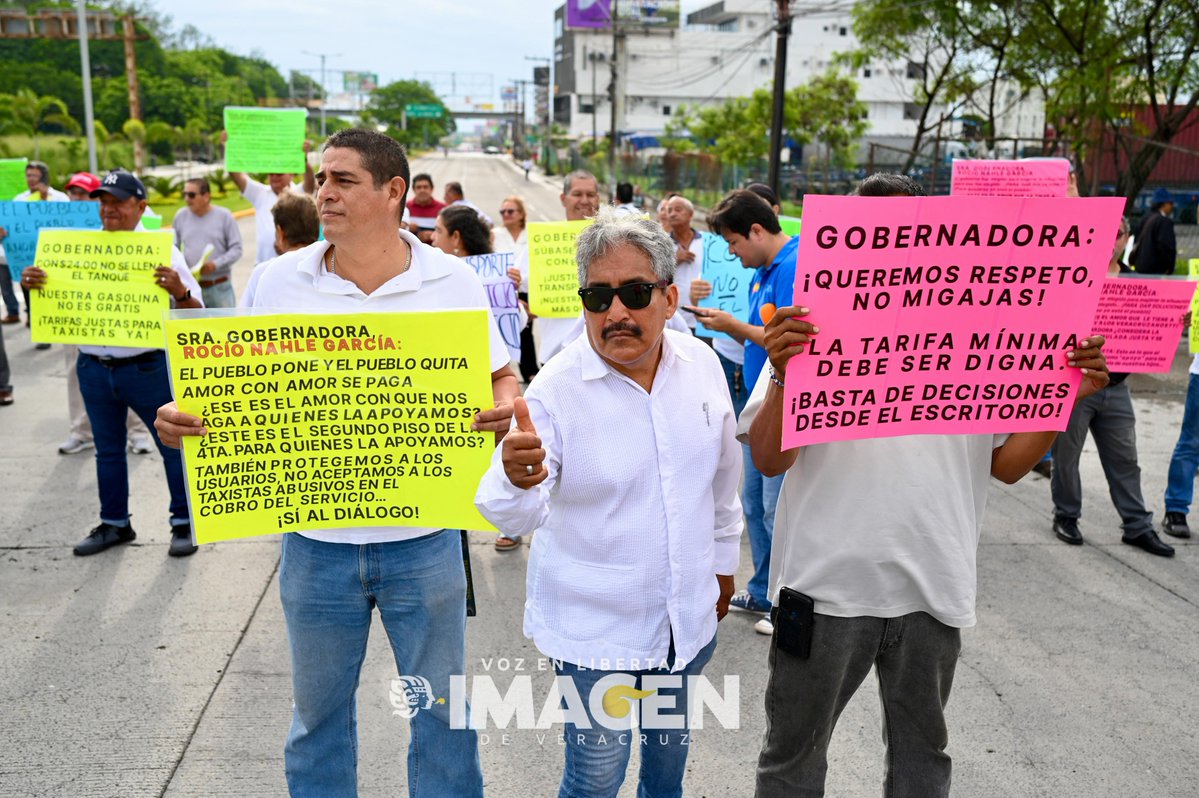 ImagendeVer's tweet image. ❌🚖 Taxistas realizan bloqueos en la avenida Rafael Cuervo para exigir tarifas justas.

📸 Yahir Ceballos | Imagen de Veracruz