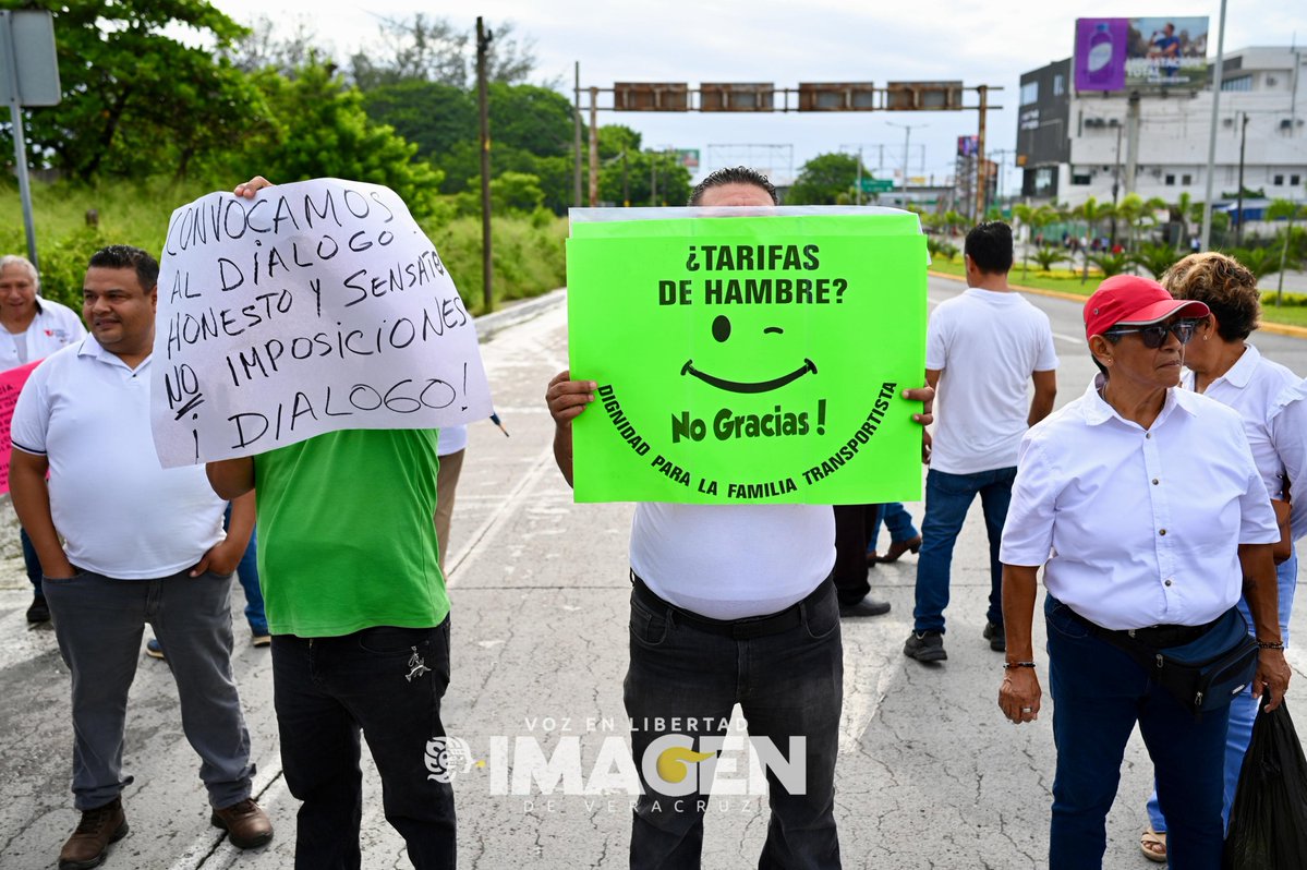 ImagendeVer's tweet image. ❌🚖 Taxistas realizan bloqueos en la avenida Rafael Cuervo para exigir tarifas justas.

📸 Yahir Ceballos | Imagen de Veracruz