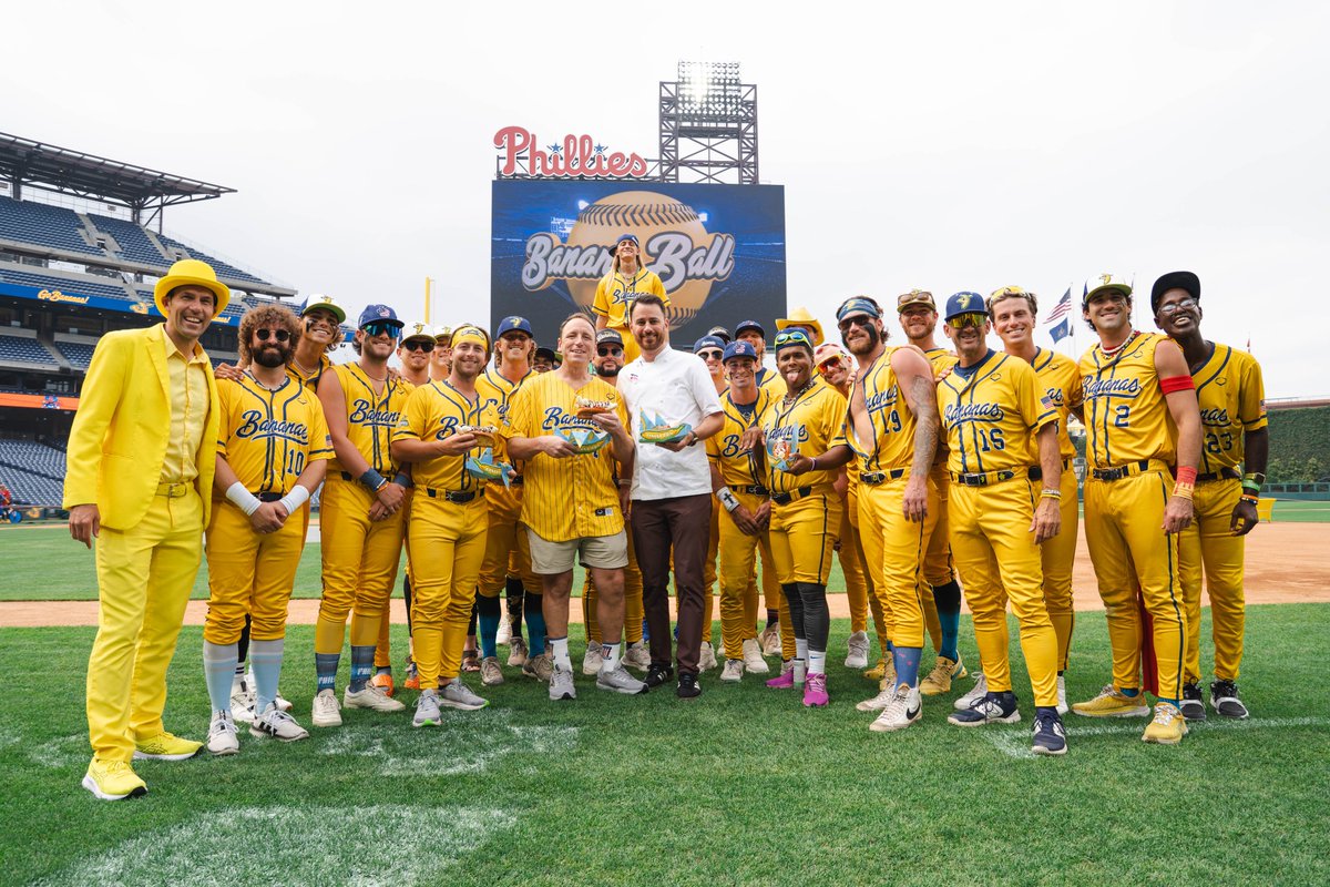 AramarkSports's tweet image. What a weekend. What a bunch. 🍌

From concept to culinary to contest, we teamed up with the @TheSavBananas  and the one and only @joeyjaws  to feature the Banana Dog, a bold, sweet mashup made to steal the show, all while crowning the first-ever Banana Dog eating champion.