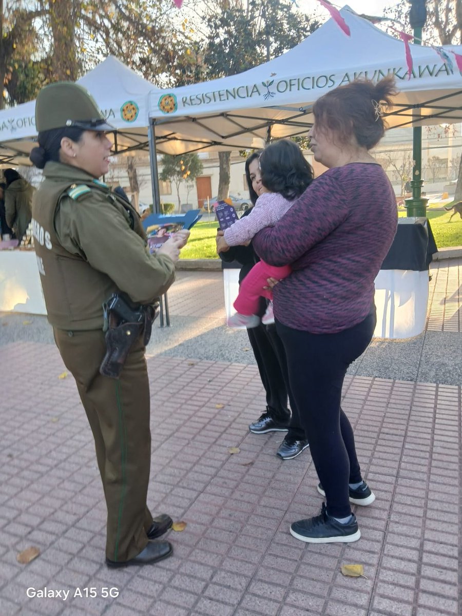 #Quillota: Carabineros de la Oficina de Violencia Intrafamiliar difunde información preventiva en el sector céntrico de la comuna, haciendo un llamado a la prevención y a la denuncia segura para prevenir este ilícito. #LaPrevenciónEsNuestraEsencia