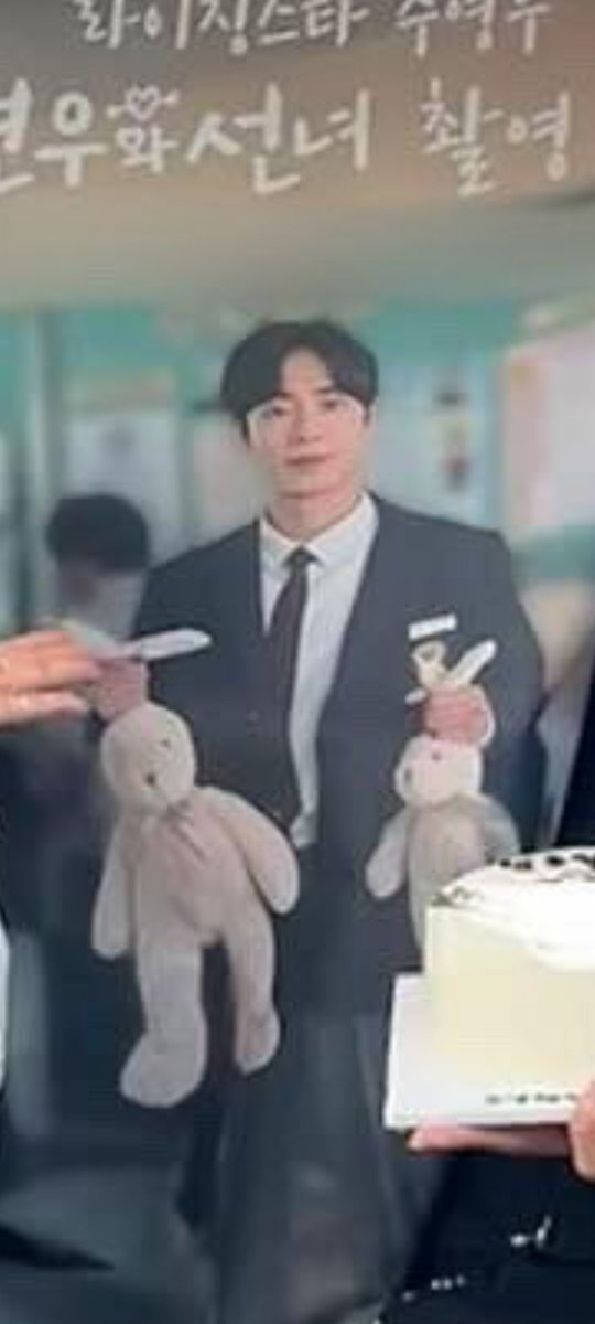 sapieneously's tweet image. parah nih parah
dijadiin spanduk lagi 😭😭